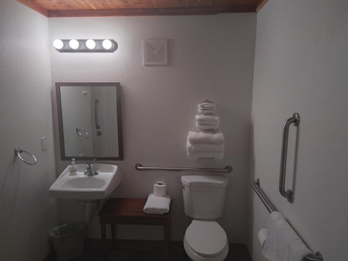 Comfort Zone Inn Rothsay Экстерьер фото