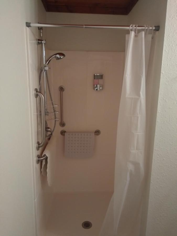 Comfort Zone Inn Rothsay Экстерьер фото